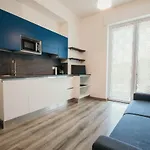 Al 13 - Lakeside Leisure & Business 아파트