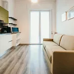 Al 13 - Lakeside Leisure & Business 아파트