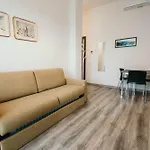 Al 13 - Lakeside Leisure & Business 아파트