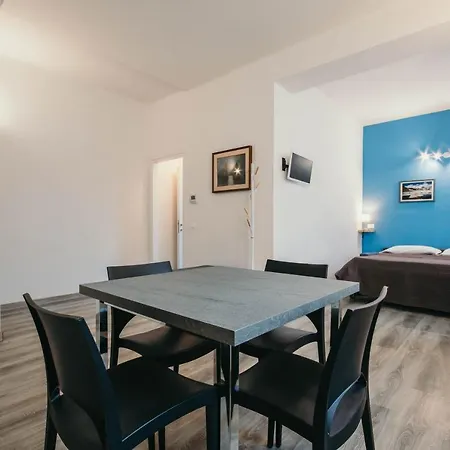 AL 13 Blu - Lakeside Leisure&Business