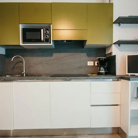 Al 13 - Lakeside Leisure & Business