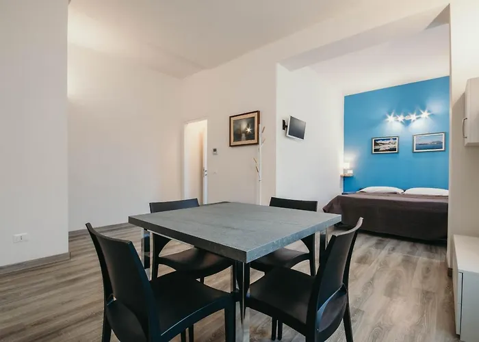 Al 13 - Lakeside Leisure & Business