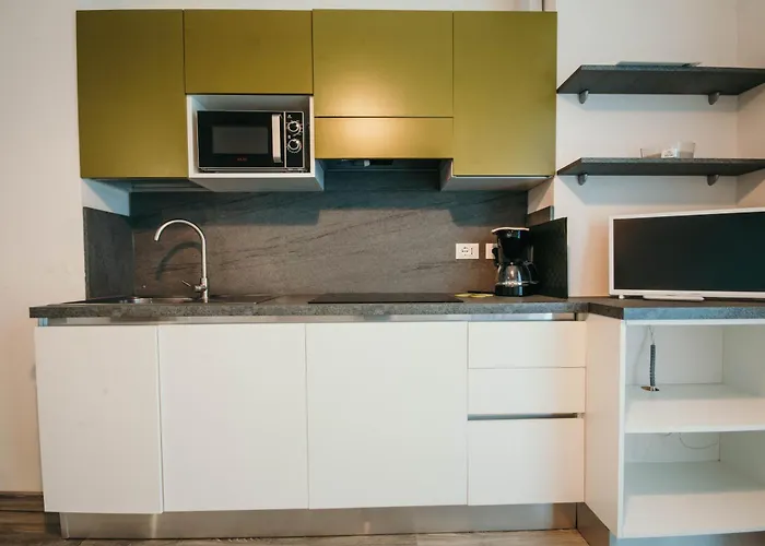 Al 13 - Lakeside Leisure & Business