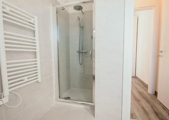 Al 13 - Lakeside Leisure&business *