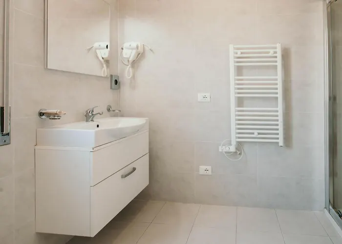 Al 13 - Lakeside Leisure & Business Stresa