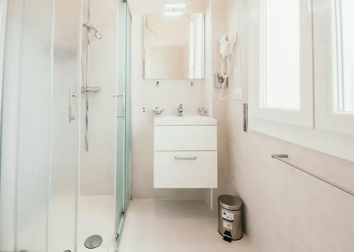 Al 13 - Lakeside Leisure & Business