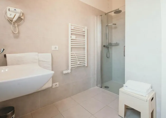 Al 13 - Lakeside Leisure & Business *